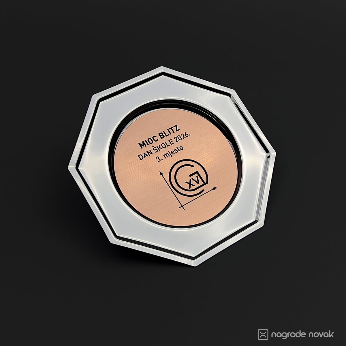 Octagonal silver plate award with a round bronze insert reading "MIOC BLITZ, DAN ŠKOLE 2026., 3. mjesto" with the school logo, on a dark background