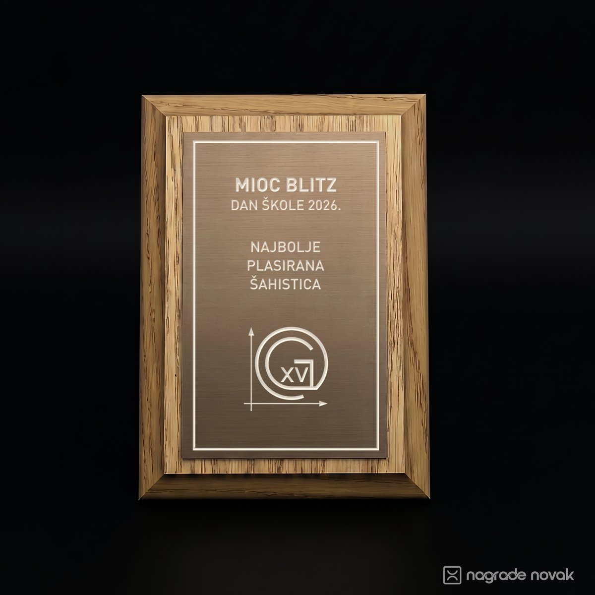 Light wood award plaque with a bronze plate engraved "MIOC BLITZ, DAN ŠKOLE 2026., Najbolje plasirana šahistica" with the school logo, on a dark background